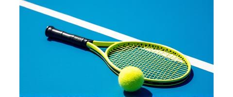 テニスラケットとボール